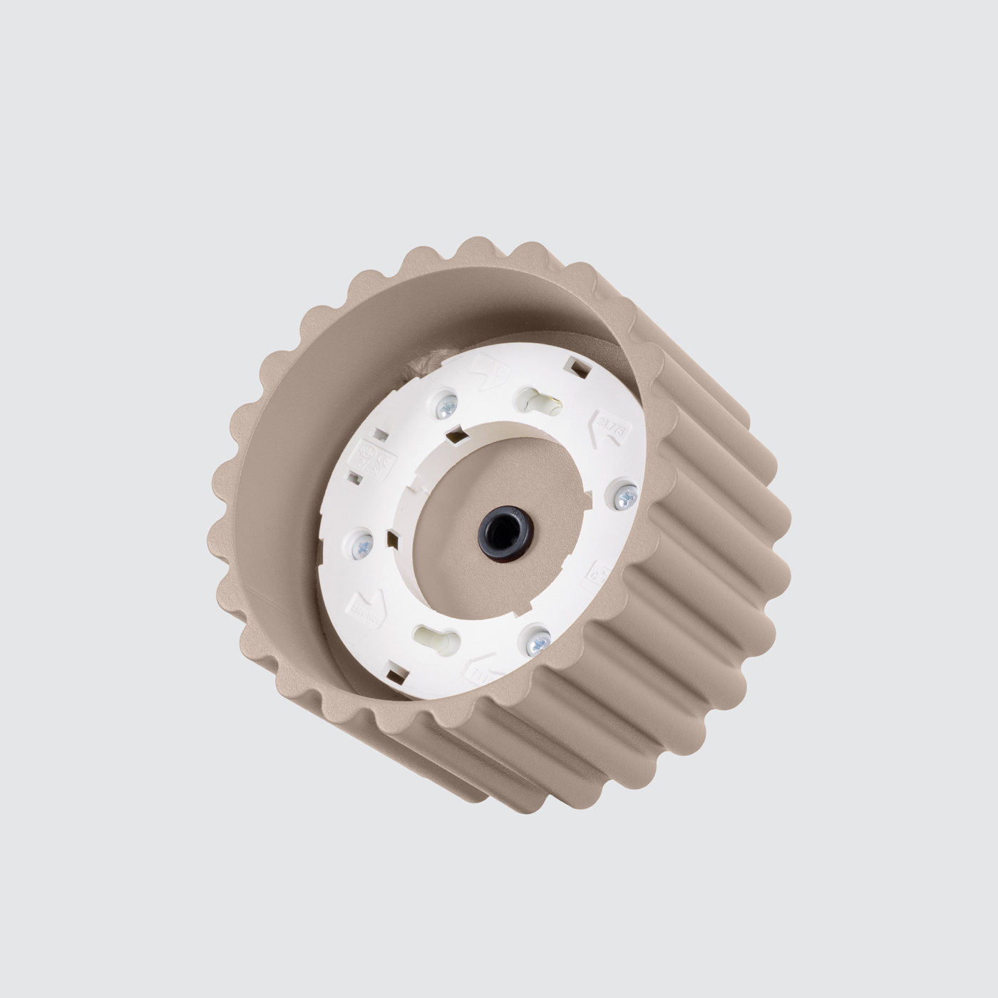 Lampa sufitowa Aura 1xGX53 w kolorze taupe. Okrągła, matowa obudowa z wypustkami, z widocznym mocowaniem do żarówki. Kąt ujęcia z góry, ukazujący detal konstrukcji oraz miejsce na żarówkę. Tło szare, jednolite.