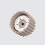 Lampa sufitowa Aura 1xGX53 w kolorze taupe. Okrągła, matowa obudowa z wypustkami, z widocznym mocowaniem do żarówki. Kąt ujęcia z góry, ukazujący detal konstrukcji oraz miejsce na żarówkę. Tło szare, jednolite.