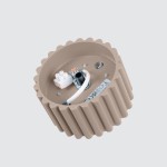 Lampa sufitowa Aura 1xGX53 w kolorze taupe, o okrągłym kształcie z wyraźnym rowkowaniem. Widoczna podstawka z miejscem na żarówkę, przewody oraz elementy montażowe. Ujęcie z góry, na jednolitym tle.