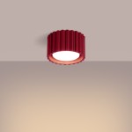 Lampa sufitowa Aura 1xGX53 w kolorze burgundowym, z teksturowaną obudową w kształcie walca, zamontowana na suficie. Emituje światło z okrągłego klosza, widoczna z góry, na jednolitym tle.
