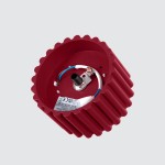 Lampa sufitowa Aura w kolorze burgundowym z mocowaniem GX53. Posiada okrągły kształt z wypukłymi, falistymi krawędziami. Widoczne są przewody elektryczne oraz elementy mocujące wewnątrz. Ujęcie z dołu, na jednolitym tle.