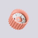 Lampa sufitowa Aura 1xGX53 w brzoskwiniowym kolorze, z charakterystycznym, falistym kształtem. Widoczna część lampy z mocowaniem na żarówkę w środku, umieszczona na jednolitym tle.