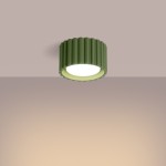 Lampa sufitowa Aura 1xGX53 w kolorze oliwkowej zieleni, o cylindrycznym kształcie z fakturowanym wykończeniem. Produkt zamontowany na suficie, z widocznym źródłem światła w centralnej części. Tło w neutralnym odcieniu.