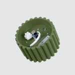 Lampa sufitowa Aura 1xGX53 w kolorze zielonej oliwki, z okrągłym kloszem o żłobionej fakturze. Widoczny uchwyt montażowy oraz przewody. Kąt ujęcia: z góry, pokazujący szczegóły konstrukcji.