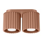 Lampa sufitowa Aura 2xGU10 w kolorze mocca z dwoma cylindrycznymi kloszami o teksturowanej powierzchni. Ujęcie frontalne, produkt montowany na suficie. Wymiary kloszy są wyraźne, z widocznymi miejscami na żarówki.
