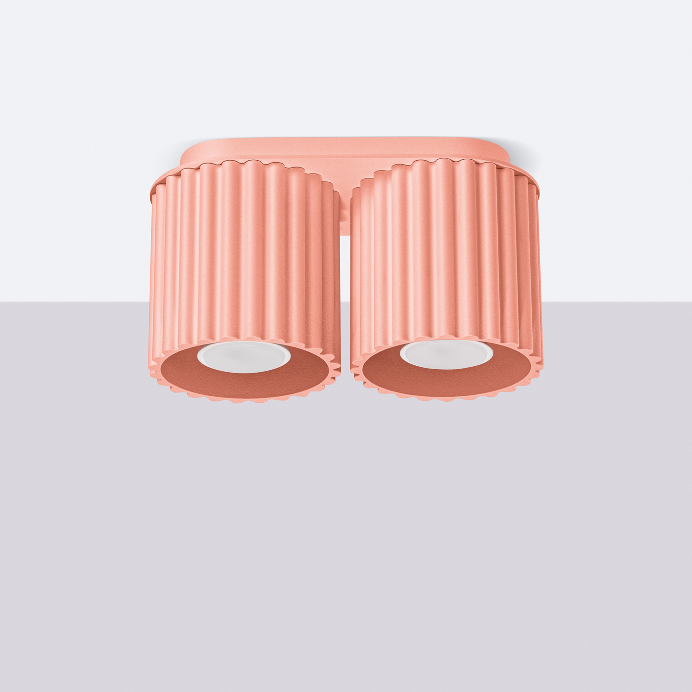 Lampa sufitowa Aura w kolorze brzoskwiniowym z dwoma kloszami typu GU10. Klosze mają faliste żłobienia, montowane na prostokątnej podstawie. Produkt widoczny z góry, na jednolitym tle.