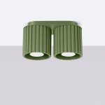 Lampa sufitowa Aura w kolorze zielonym oliwkowym z dwoma kloszami w stylu żłobkowanym, zamontowana na prostokątnej podstawie. Klosze są okrągłe, z białym wykończeniem wewnętrznym, umieszczone równolegle.