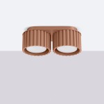 Lampa sufitowa Aura w kolorze mocca, z dwoma cylindrycznymi kloszami z fakturowanej powierzchni. Klosze mają białe wnętrze i osadzone są na prostokątnej podstawie. Produkt zamontowany jest na suficie, na jednolitym tle.