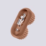 Lampa sufitowa Aura w kolorze mocca, z dwoma gniazdami GX53. Owalna konstrukcja z teksturowanym wykończeniem. Widoczne elementy montażowe i przewody, umieszczona w pozycji leżącej. Tło w jednolitym odcieniu.