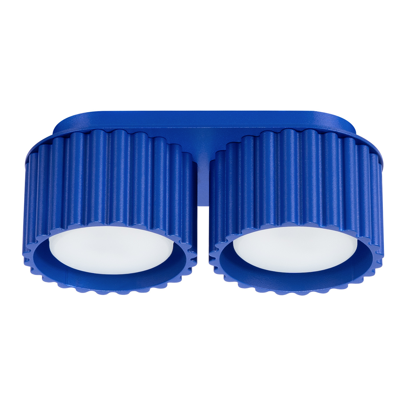 Lampa sufitowa Aura w kolorze ultramaryny, z podwójnym źródłem światła GX53. Posiada cylindryczne klosze z teksturowaną powierzchnią i gładkimi, białymi wnętrzami. Ujęcie frontalne, zamontowana na prostokątnej podstawie.