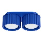 Lampa sufitowa Aura w kolorze ultramaryny, z podwójnym źródłem światła GX53. Posiada cylindryczne klosze z teksturowaną powierzchnią i gładkimi, białymi wnętrzami. Ujęcie frontalne, zamontowana na prostokątnej podstawie.