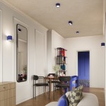 Lampa sufitowa Aura w kolorze ultramaryny, z dwoma gniazdami GX53, zamontowana na suficie. Widok w aranżacji wnętrza z lustrami, stołem i krzesłami na tle jasnych ścian. Oświetlenie w formie minimalistycznych, okrągłych punktów.