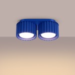 Lampa sufitowa Aura w kolorze ultramaryny z dwoma okrągłymi źródłami światła. Zainstalowana na prostokątnej podstawie, z żłobioną teksturą na obudowie. Ujęcie z dołu, ukazujące detale konstrukcji oraz jasne klosze.