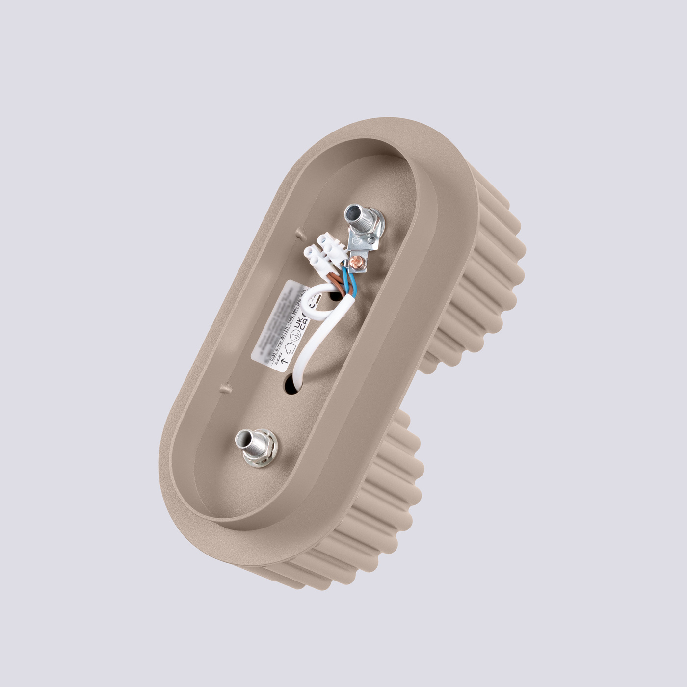 Lampa sufitowa Aura w kolorze taupe z dwoma gniazdami GX53. Owalny kształt z wyraźnymi żłobieniami po bokach, widoczne elementy montażowe oraz okablowanie wewnętrzne. Produkt w ujęciu z góry, prezentujący detale konstrukcji.