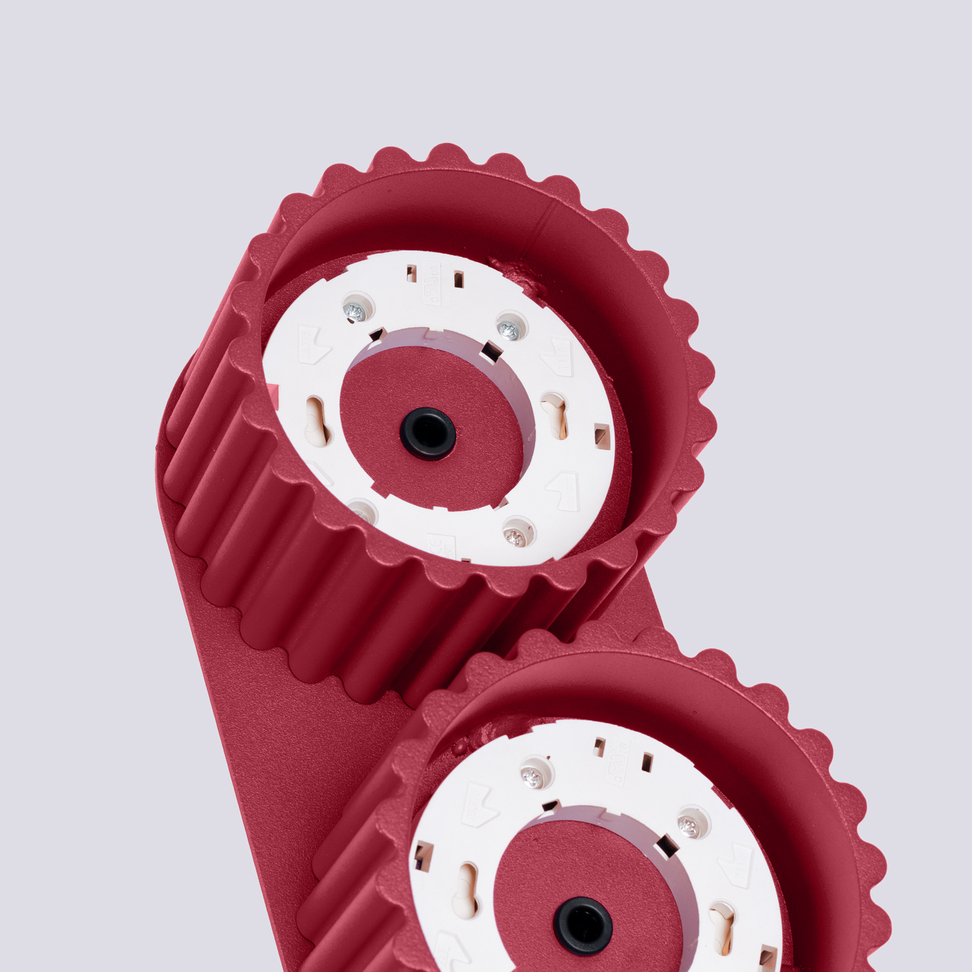 Lampa sufitowa Aura w kolorze burgundowym, z dwoma oprawami na żarówki GX53. Widok z góry, pokazujący szczegóły mocowania i teksturę obudowy. Elementy wykonane z materiału o matowej fakturze.