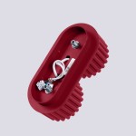 Lampa sufitowa Aura w kolorze burgundowym, o owalnym kształcie z widocznymi elementami montażowymi i przewodami. Posiada dwa gniazda GX53, z wyraźnymi detalami na krawędziach oraz teksturowanym wykończeniem. Ujęcie z góry.