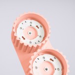 Brzoskwiniowa lampa sufitowa Aura z dwoma oprawami GX53. Widok z góry na elementy montażowe i okrągłe gniazda z białymi wkładkami, w kształcie falistym. Produkt w pozycji leżącej, na jednolitym tle.