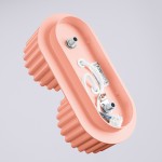 Lampa sufitowa Aura w kolorze brzoskwiniowym, z miejscem na dwie żarówki GX53. Owalny kształt z lekko żebrowaną powierzchnią, z widocznymi przewodami i mocowaniami. Zbliżenie na górną część lampy, prezentujące detale konstrukcji.