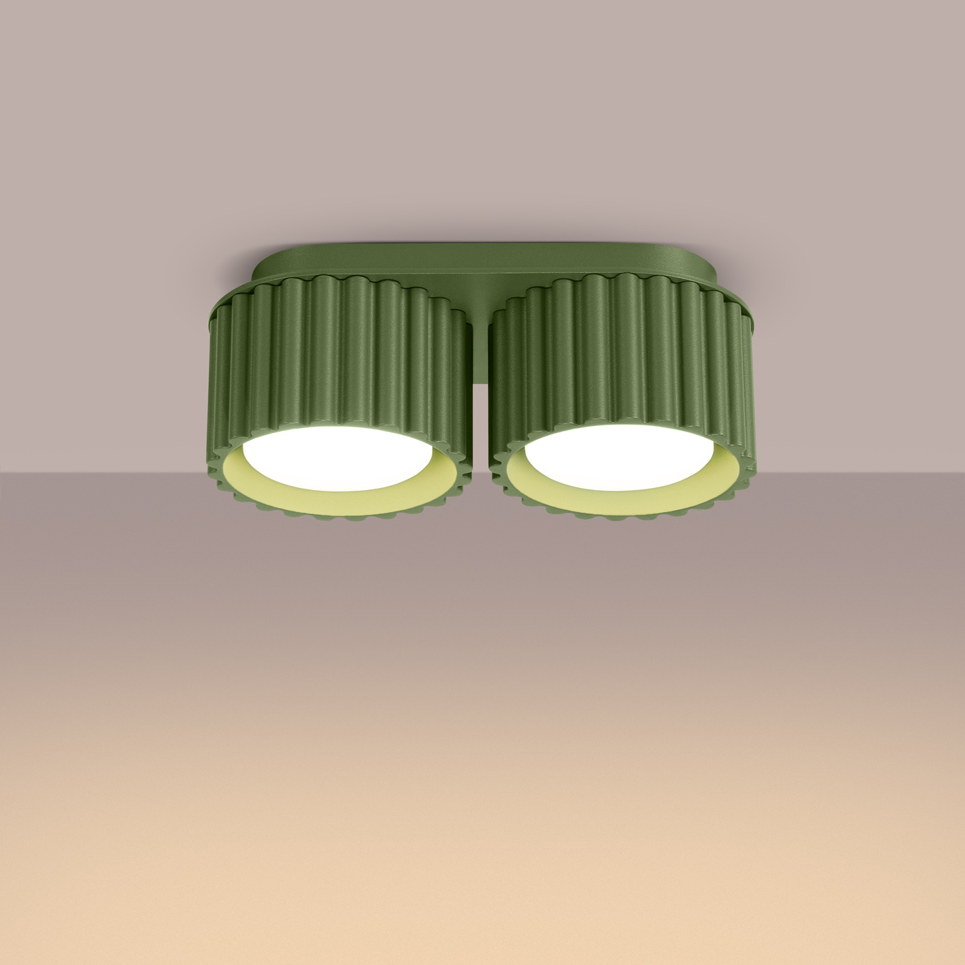 Lampa sufitowa Aura 2xGX53 w kolorze oliwkowej zieleni. Posiada dwa cylindryczne klosze z rowkowaną teksturą, zamontowane na prostokątnej podstawie. Źródła światła o białym kolorze emitują jasne światło, idealne do oświetlenia wnętrz.