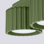 Lampa sufitowa Aura 2xGX53 w kolorze oliwkowej zieleni, z dwiema okrągłymi, teksturowanymi osłonami. Ujęcie z bliska, pokazujące żłobioną fakturę oraz białe klosze. Produkt zamontowany na suficie, w prostym tle.