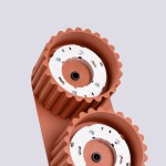 Lampa sufitowa Aura w kolorze ochra czerwona, z dwoma gniazdami GX53. Obudowa ma teksturowany, falisty wzór. Produkt widoczny z góry, ukazuje szczegóły mocowania i konstrukcji.