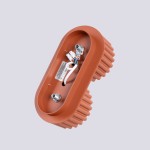 Lampa sufitowa Aura w kolorze ochra czerwona z dwoma gniazdami GX53. Owalny kształt z teksturowanym wykończeniem. Widoczne elementy montażowe i przewody wewnętrzne. Ujęcie z góry, ukazujące szczegóły konstrukcji.