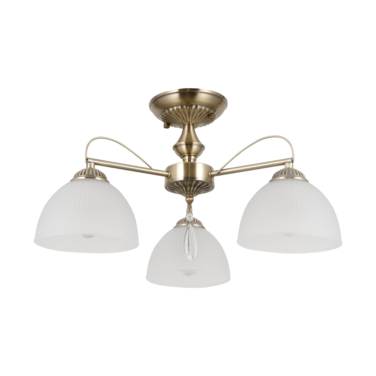 Lampa sufitowa Moreti w kolorze antycznego mosiądzu, z trzema kloszami z matowego szkła o delikatnym żłobieniu. Ujęcie frontalne, produkt zamontowany na suficie. Widoczny centralny uchwyt oraz dekoracyjny detal w postaci kryształka.
