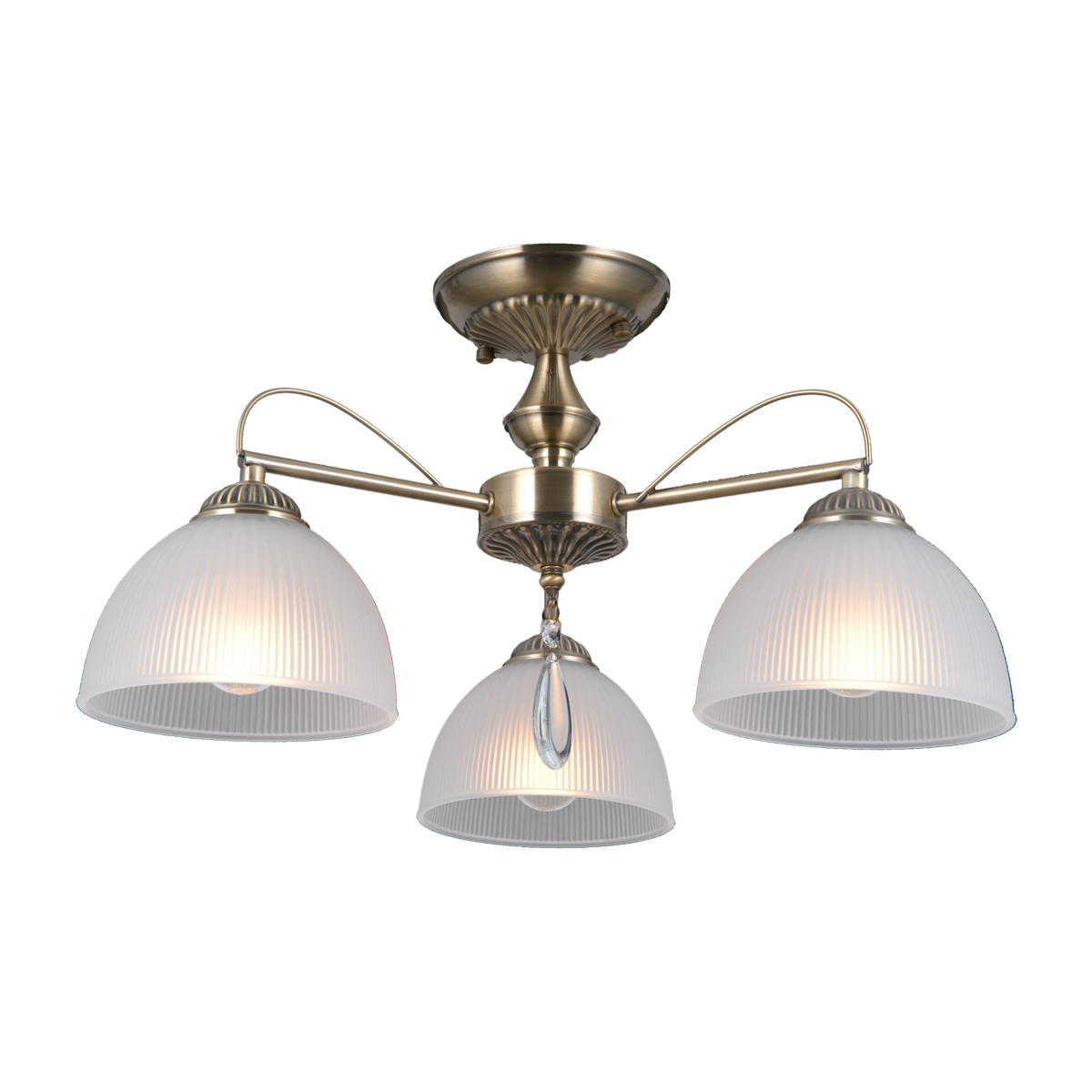 Lampa sufitowa Moreti 3xE27 w antycznym mosiądzu. Posiada trzy klosze z matowego szkła, lekko przezroczyste, z poziomymi żłobieniami. Ujęcie frontalne, zamontowana na suficie. Dodatkowe elementy metalowe w kolorze mosiądzu.