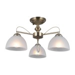Lampa sufitowa Moreti 3xE27 w antycznym mosiądzu. Posiada trzy klosze z matowego szkła, lekko przezroczyste, z poziomymi żłobieniami. Ujęcie frontalne, zamontowana na suficie. Dodatkowe elementy metalowe w kolorze mosiądzu.