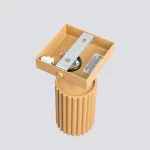 Kinkiet Karbon 1xGU10 w kolorze złotym. Oferuje cylindryczny korpus z teksturą żłobioną. Ujęcie z góry pokazuje metalowy element montażowy oraz gniazdo na żarówkę. Produkt zainstalowany w pozycji pionowej, na jednolitym tle.