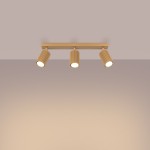 Złota lampa sufitowa Karbon z trzema reflektorami GU10, umieszczona na prostokątnej podstawie. Reflektory mają teksturowaną powierzchnię, skierowane w dół. Tło w neutralnym odcieniu, co podkreśla elegancki design lampy.