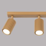 Lampa sufitowa Karbon w kolorze złotym, z trzema reflektorami GU10. Kształt cylindryczny z wyraźnym żłobieniem, zamontowana na prostokątnej podstawie. Widok z przodu, ukazujący dwa źródła światła.