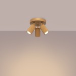 Lampa sufitowa Karbon koło w kolorze złotym, z trzema ruchomymi reflektorami GU10. Reflektory mają teksturowaną, żłobioną powierzchnię. Ujęcie z dołu, montowana na suficie, na jednolitym tle.