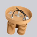 Lampa sufitowa Karbon w kolorze złotym, z trzema gniazdami GU10. Okrągła baza z metalowymi mocowaniami i przewodami, z widocznymi żebrowanymi elementami. Ujęcie z góry, ukazujące szczegóły konstrukcji oraz złącza elektryczne.