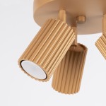 Złota lampa sufitowa (spot) Karbon z trzema reflektorami GU10. Reflektory mają teksturowaną, żłobkowaną powierzchnię i są zamocowane na okrągłej podstawie. Ujęcie z dołu, ukazujące szczegóły konstrukcji.