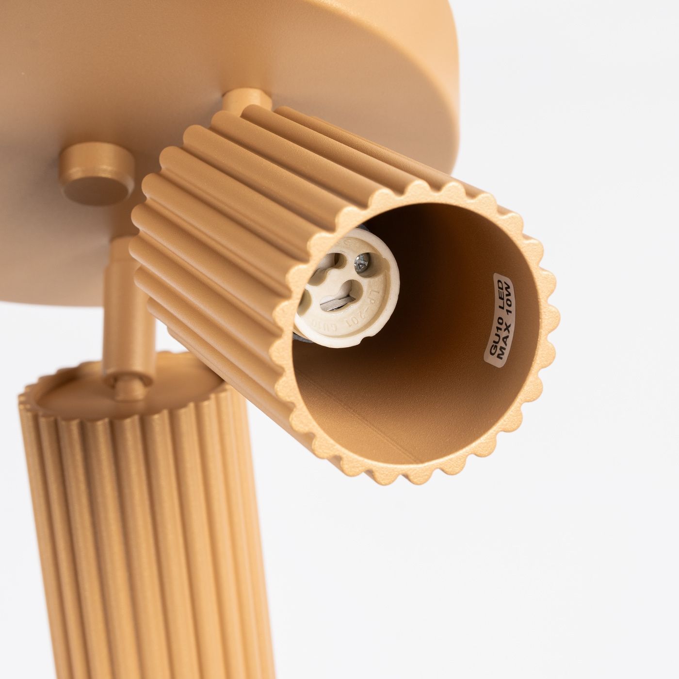 Lampa sufitowa Karbon w kolorze złotym, z trzema ruchomymi reflektorami GU10. Widoczne żłobienia na oprawach i miejsce na żarówki. Ujęcie z bliska, pokazujące detale mocowania i gwintu. Tło białe, podkreślające kolor lampy.
