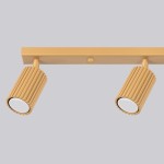 Lampa sufitowa Karbon L z czterema reflektorami GU10, w kolorze złotym. Wyróżniają się żłobioną fakturą kloszy oraz prostokątnym mocowaniem. Ujęcie z boku, pokazujące detale i kształt lampy na jednolitym tle.