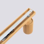 Lampa sufitowa Karbon L w kolorze złotym z miejscem na cztery żarówki GU10. Widoczna metalowa konstrukcja z dekoracyjnym, żłobkowanym elementem. Ujęcie z góry, pokazujące detale mocowania oraz przewody elektryczne. Tło jednolite, jasne.