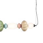 Lampa wisząca LED Tordi 24W w kolorach czarnym i multi z różnokolorowymi, zaokrąglonymi kloszami (zielony, niebieski, różowy, kremowy) zawieszona na czarnym przewodzie, widoczna z boku na białym tle.