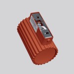 Kinkiet Karbon 10 w kolorze ochra czerwona, z okrągłym, teksturowanym korpusem w poziome żłobienia. Zamontowany w pozycji pionowej, z widoczną podstawą oraz miejscem na żarówkę GU10. Tło szare, prosty design.