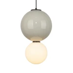 Lampa wisząca LED Pieve D25 o mocy 7W i temperaturze barwowej 3000K, składająca się z dwóch kulistych kloszy: górnego szarego i dolnego białego. Wisi na cienkim kablu, prezentując nowoczesny design.