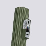 Kinkiet Karbon 20 w kolorze oliwkowym z dwoma gniazdami GU10. Posiada teksturowaną, cylindryczną obudowę oraz widoczną część elektryczną. Ujęcie z boku, na jednolitym tle, prezentuje detale konstrukcji.