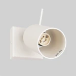 Kinkiet Ring w kolorze beżowym, z oprawą na żarówkę GU10. Produkt ma cylindryczny kształt z zamontowanym uchwytem na ścianie. Widoczna jest wewnętrzna część oprawki oraz miejsce na montaż źródła światła. Tło szare.