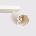 Beżowa lampa sufitowa typu spot z czterema oprawami GU10, zamontowana na prostokątnej podstawie. Widoczny detal oprawy z gniazdem i oznaczeniem maksymalnej mocy 10W. Ujęcie z boku, podkreślające kształt i kolor lampy.