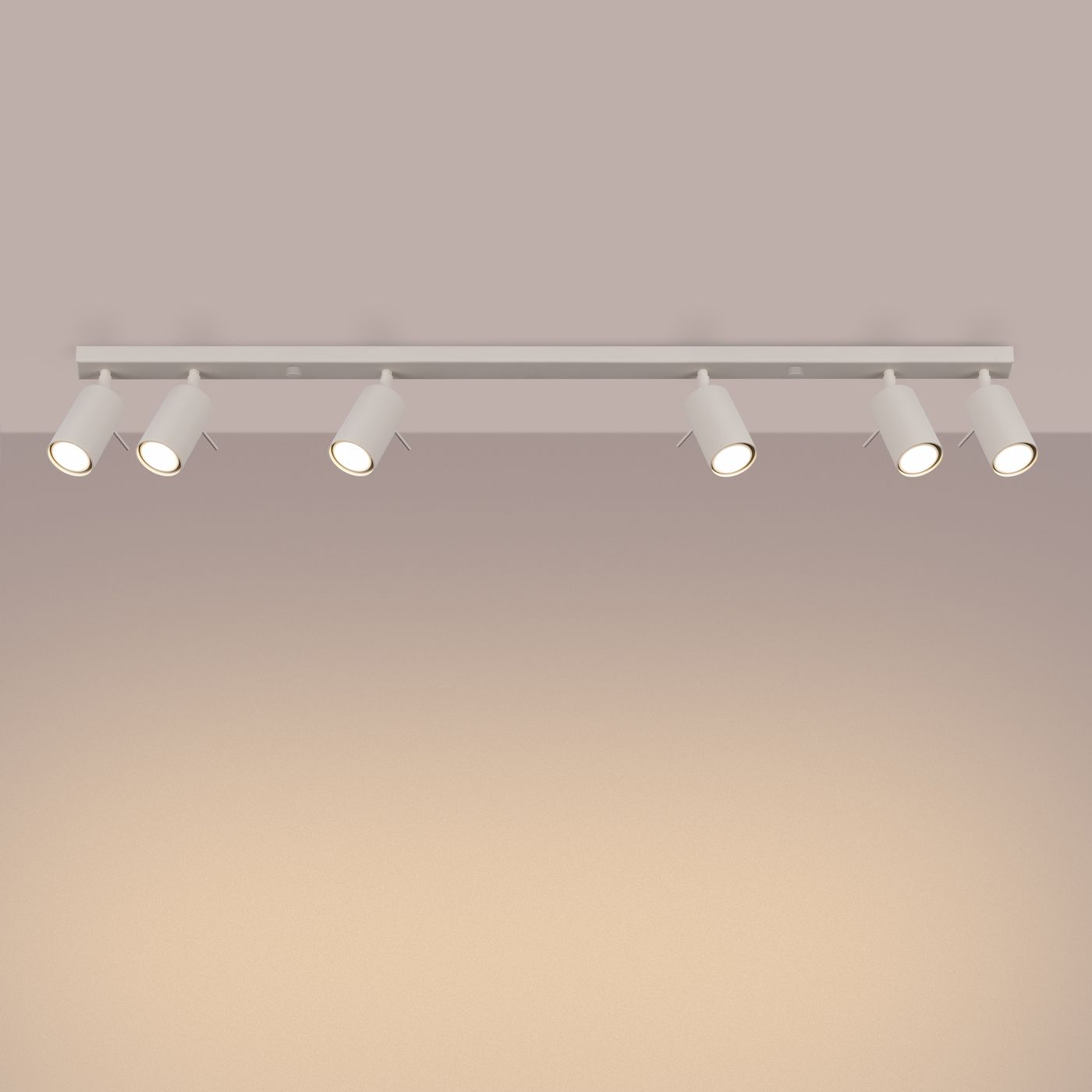 Beżowa lampa sufitowa z sześcioma punktami świetlnymi GU10, zamontowana na prostokątnej podstawie. Reflektory są skierowane w dół, a ich minimalistyczny design harmonizuje z nowoczesnym wnętrzem. Tło w jasnym odcieniu.
