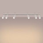 Beżowa lampa sufitowa z sześcioma punktami świetlnymi GU10, zamontowana na prostokątnej podstawie. Reflektory są skierowane w dół, a ich minimalistyczny design harmonizuje z nowoczesnym wnętrzem. Tło w jasnym odcieniu.