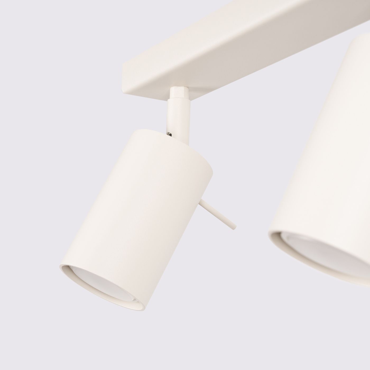 Beżowa lampa sufitowa typu spot z sześcioma oprawami GU10. Ujęcie z boku, z widocznym cylindrycznym reflektorem i regulowanym mocowaniem. Prosty, nowoczesny design, idealny do oświetlenia wnętrz. Tło jednolite, jasne.