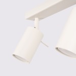 Beżowa lampa sufitowa typu spot z sześcioma oprawami GU10. Ujęcie z boku, z widocznym cylindrycznym reflektorem i regulowanym mocowaniem. Prosty, nowoczesny design, idealny do oświetlenia wnętrz. Tło jednolite, jasne.