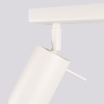 Beżowa lampa sufitowa typu spot z sześcioma miejscami na żarówki GU10. Ujęcie z boku, pokazujące cylindryczny klosz z ruchomym mocowaniem. Gładka, matowa powierzchnia, minimalistyczny design, idealna do nowoczesnych wnętrz.