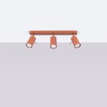 Lampa sufitowa Ring z trzema reflektorami GU10 w kolorze ochra czerwona, zamontowana na prostokątnej podstawie. Reflektory ustawione w równo rozstawionych pozycjach, skierowane w dół. Tło proste, jasne.
